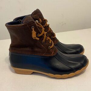Sperry  women’s duck boots, sz 9 Style “salt water’” navy/brown leather